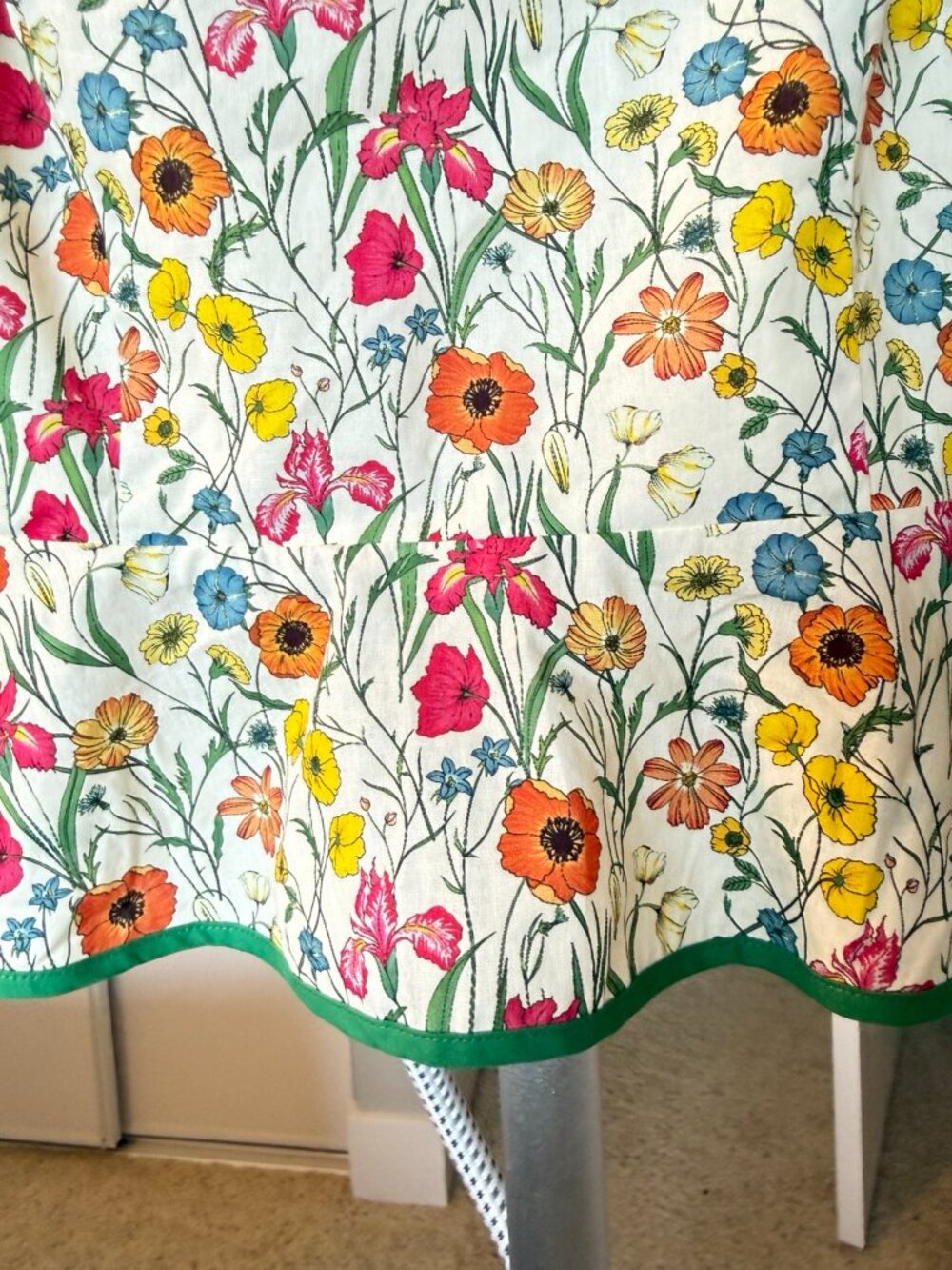 VICI Floral Tie-Strap Fitted Top Size S Multicolor Green Trim NWOT - Picture 4 of 10